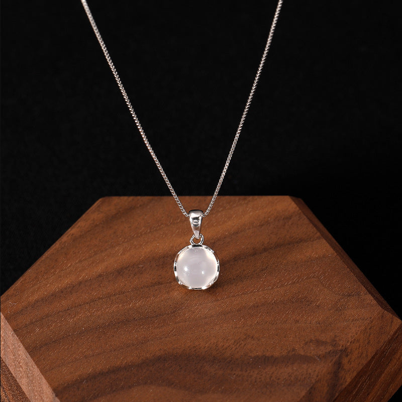 White chalcedony round pendant necklace for women simple and light luxury clavicle chain special-interest design high-grade round pendant neck accessories