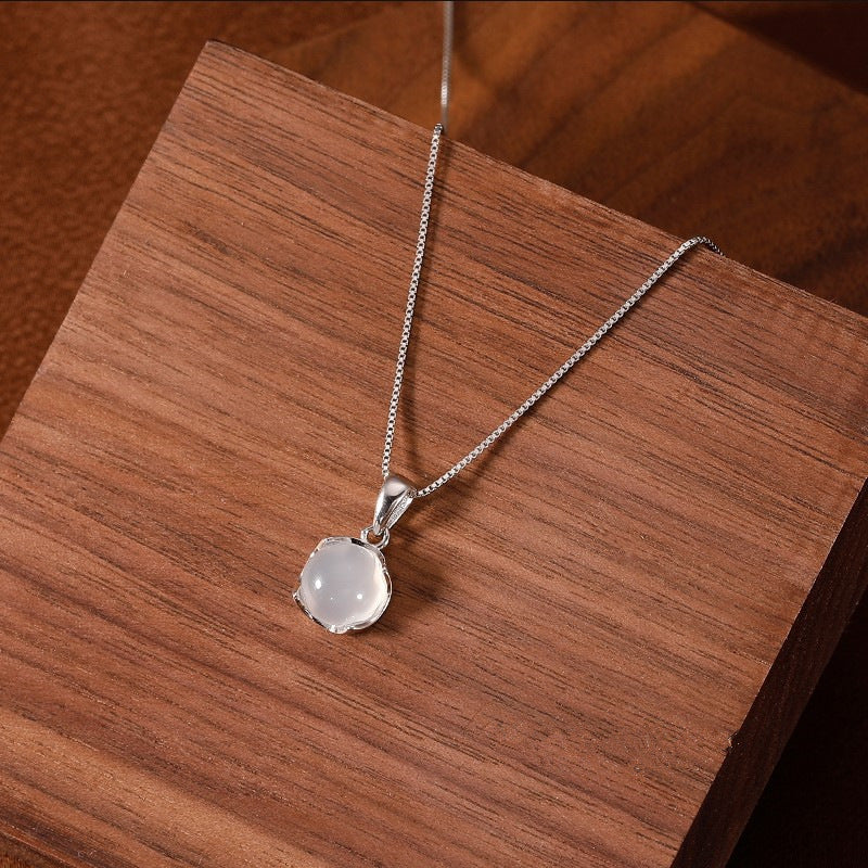White chalcedony round pendant necklace for women simple and light luxury clavicle chain special-interest design high-grade round pendant neck accessories