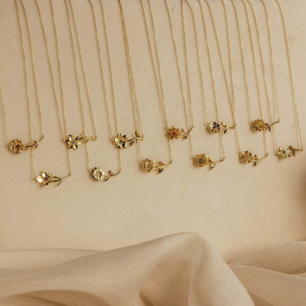 Cross-border hot selling December birthday flower pendant three-dimensional decoration flower pendant female necklace gold-plated sweater chain female wholesale