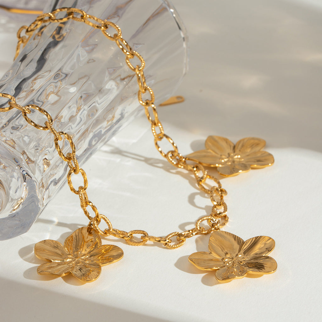 European and American fashion retro five-petal flower ribbed pendant necklace