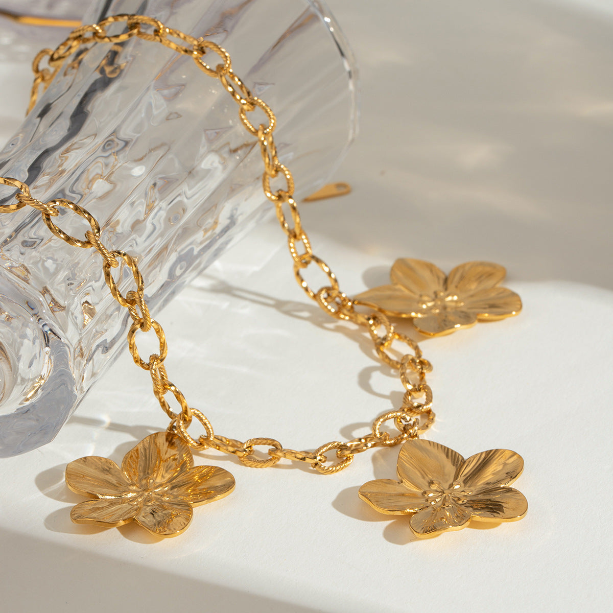 European and American fashion retro five-petal flower ribbed pendant necklace