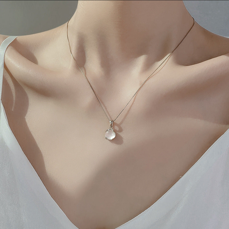 White chalcedony round pendant necklace for women simple and light luxury clavicle chain special-interest design high-grade round pendant neck accessories