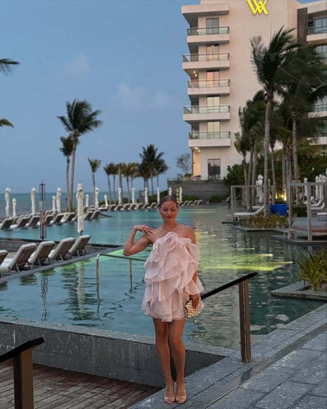 Elegant holiday style halterneck 3D flower suspender short dress