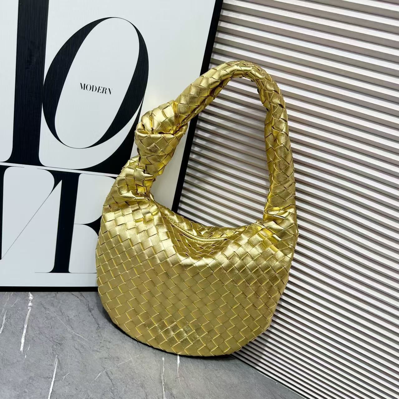 Hand-Woven Croissable